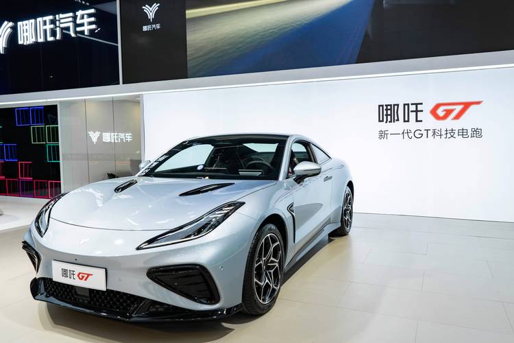 佛山117哪吒汽车在智能汽车领域的表现，领途汽车在新能源汽车市场中的影响力